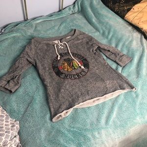 Women’s M Chicago Blackhawks Shirt